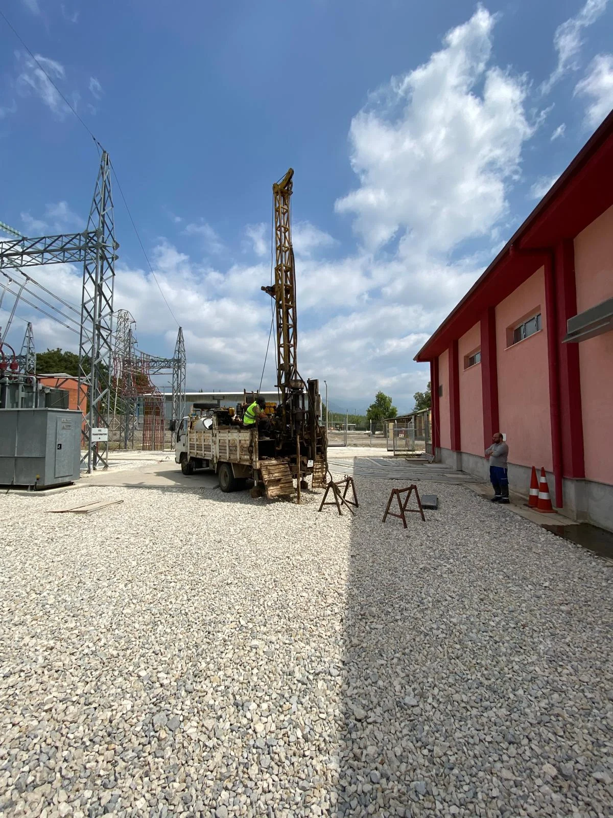 Elektrik tesisinin yanında konumlandırılmış sondaj aracı